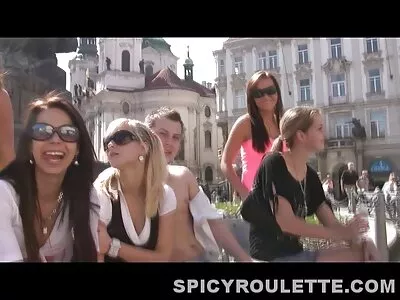 Trois blondes les plus belles femmes matures aux yeux bandés et baisées par tous les trous du magasin