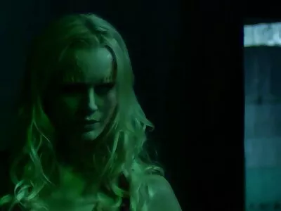 Bite de la fontaine coulant du chat, tandis qu'un baiser juteux sur photos femmes mures belles le cul