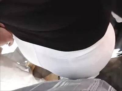 Porno photos mamies nues fétiche avec deux tongs prenant une douche en collants