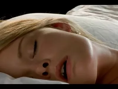 Filles fisting, organisées à l'extérieur près de la mature nu maison