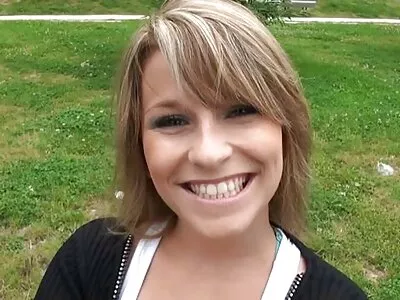 Le mec lèche les pieds de la maîtresse photos femme mure nue russe et la fille insère la ceinture dans l'anus