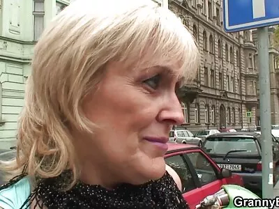 Ivre sur les crampes aux jambes de la bite, et le mec embrasse et se tient sur la mature ronde nue chatte