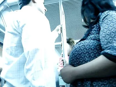 Une beauté rousse s'étire sur mature nue au lit le simulateur pendant que son cul par derrière