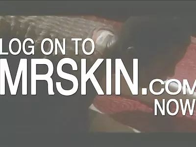 Un mec solide baise une fille qui s'embrasse photos sexy femmes mures avec un chapeau rayé et l'éjacule dans la chatte