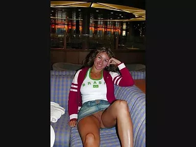 Une femme élancée doigte sa chatte sur le canapé en écartant les matures allemandes nues jambes