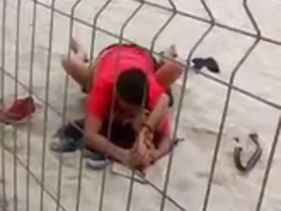 Une étudiante se fait éjaculer sur le mures et nues visage après s'être embrassée dans le hall près de la cheminée