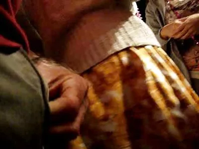 Un mec tatoué baise une femme chaude avec un baiser mature nu et du sperme dans la bouche