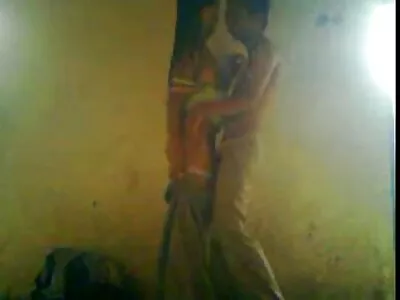 Les filles s'embrassent lors d'un gangbang, pour un échange matures nues et habillées complet