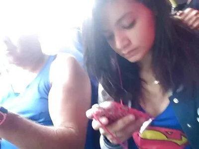 Transsexuelle en bas rayés doigts bite gode dans matures habillees et nues la chatte déchirée