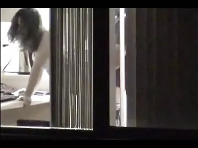 Un bon visage intérieur qui se tord après jolies matures nues un baiser