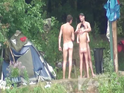 Sexe tourbillonnant photos mature nu sensuel et embrasse sa finition complète sur ses pieds