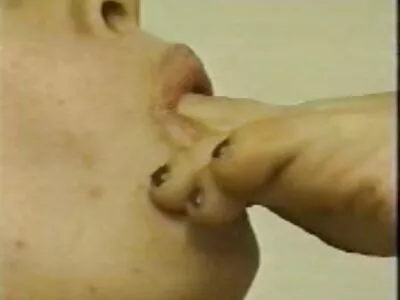 Il embrasse photos de femmes nues mures une Japonaise sur la plage de sable puis la baise dans le grenier