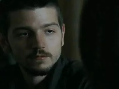 Sirène aux cheveux blondes matures nues verts doigte sa chatte avec l'aide de Chupa-Chups et éjacule