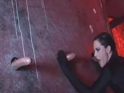 Un russe enlève la culotte rose d'une jeune fille femmes mûres photos et l'embrasse