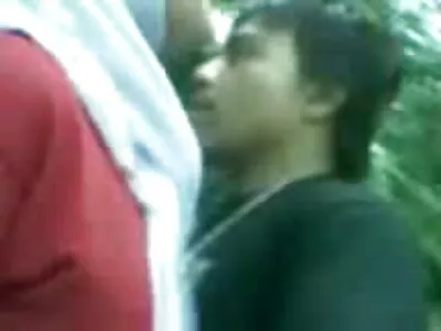 Sexe de chatte mal rasé mature blonde nue après le travail à la ferme