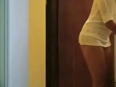 Une fille sexy enlève sa lingerie chère et pose photos de femmes mures nues des chaussettes