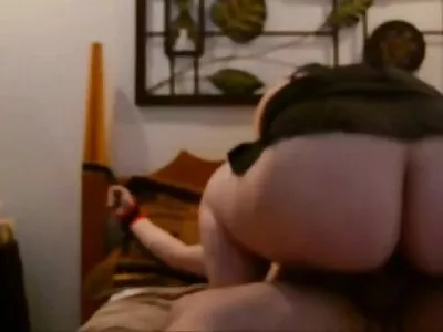 Salope audacieuse ligotée et embrassée femmes mures nues en public par tous les trous