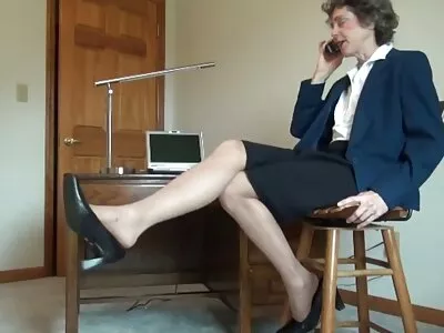 La blonde au milieu de la pièce video mature nu ouvre la bouche après s'être embrassée.