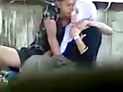 Goutte matures seins nus interne de la barbe d'une brune expérimentée après un rapport sexuel