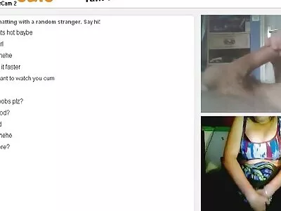 Un homme dans un bain à remous avec un baiser devant la femmes adultes nues caméra