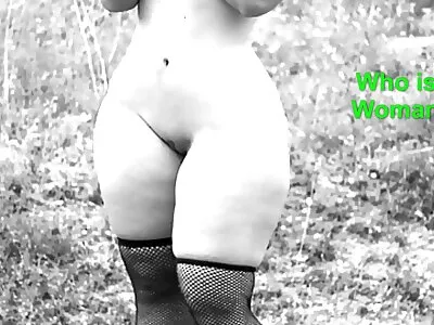 Fille aux cheveux roses grosses agees nues commence à se masturber la chatte