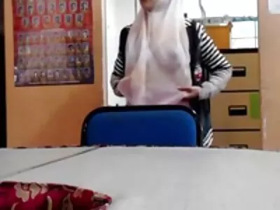 Beauté nourrie de mature nue chez elle gros lait en crampes et baisée avec un baiser par un homme