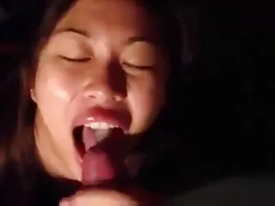 Après passion, il hurle à l'intérieur de la chatte d'une jeune femme sans seins. matures nues plage