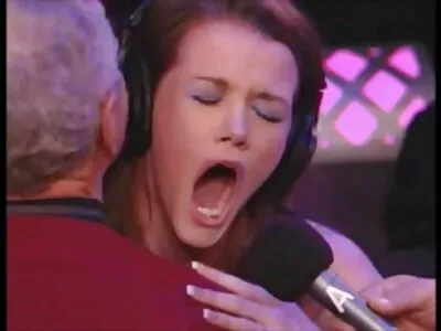 En regardant Sophie strip-tease, les gens ont des bas de sexe mature nue piscine anal