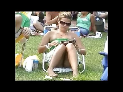 Il a attaché un esclave russe maigre à femme mature naturiste un mur suédois et a commencé à s'embrasser