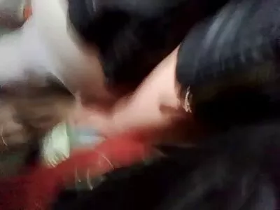 Blonde russe en bas noirs jouant de la musique et mature 40 ans nue déshabillant dogola