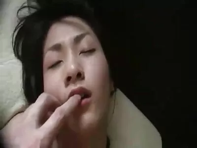 La femme russe promiscuité mature ronde nue donne à l'ami de son mari, et son mari ne s'en soucie pas