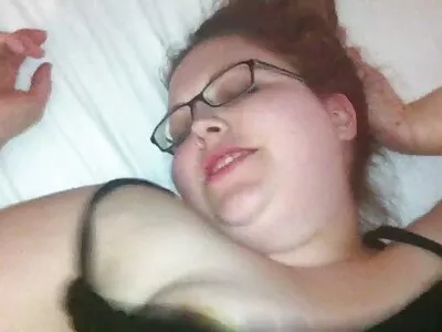 Maîtresse russe en culotte enlève ses matures nue bottes, quand le mec les lèche