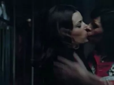 Sexe à la ferme avec une jeune chienne. belles matures nues Kira Baisers noirs à la campagne