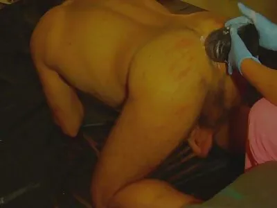 Enseignant a des relations sexuelles avec un étudiant matures nues sur un bureau et sur une chaise