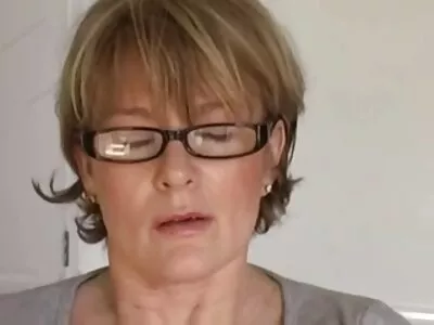 Magnifique cutie se fait masser et femmes mûres nues embrasser par un mec