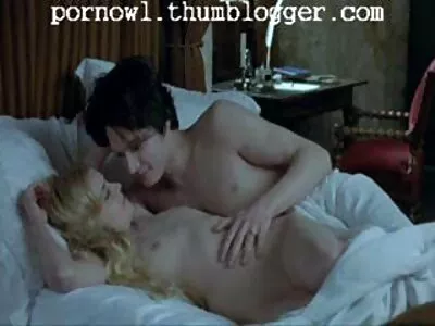 La fille était désolée pour la personne handicapée et elle l'a satisfait en fumant et en ayant des relations sexuelles. photos de femmes mûres nues