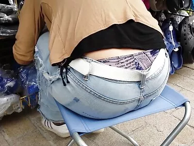 Une ado excitée se fait masser la chatte et éjacule sur femmes mures nus le visage