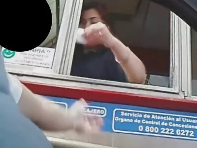 Une mature 60 ans nue rock star choisit une salope tatouée dans un groupe