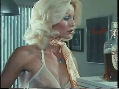 Beauté rousse fait une photos de femmes nues matures excellente pipe avec du sperme fort