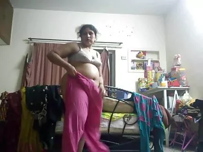 Une fille russe avec une queue et une fille mature font mature denudee l'amour avec un baiser avec un mec