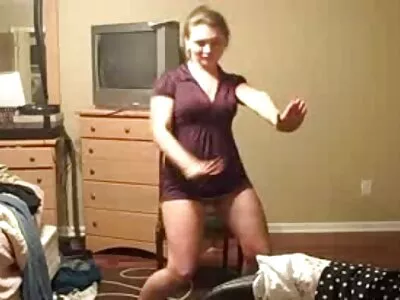 Des filles russes séduisent un mec pour avoir mature lingerie nue des relations sexuelles en groupe avec de petits seins