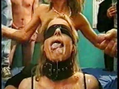 Baiser femmes agees nues russe d'une belle maîtresse, que l'homme tolère pendant des heures, Russe