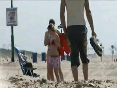 Mettez un préservatif sur mature 60 ans nue un vibromasseur, une fille doigte la chatte et éjacule