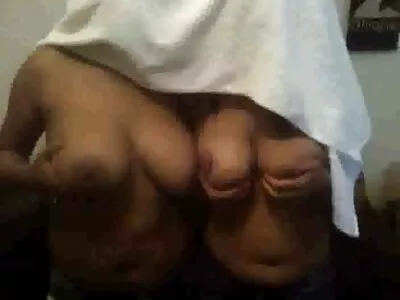 Salope russe maigre en bottes rouges forcée de manger photos de femmes nues mures la chatte