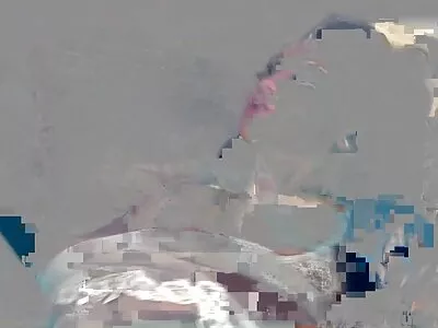 Un brunes matures nues Black avec un préservatif baise une fille dans la chatte.